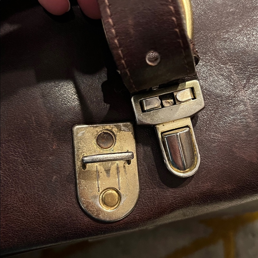 Genuine Leather Crossbody (vintage Cole Haan) - Picture 12 of 12